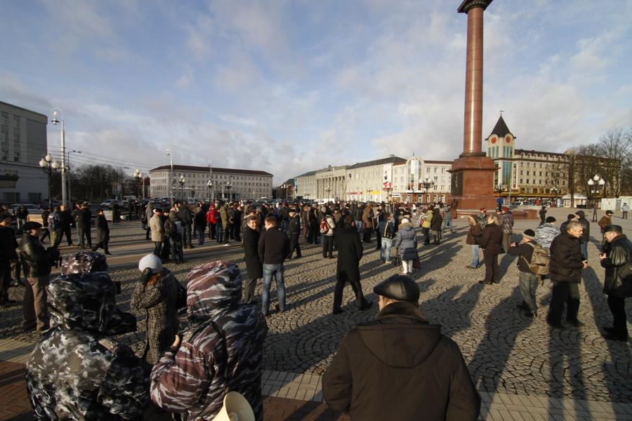 На площади Победы состоялся несанкционированный митинг: фоторепортаж